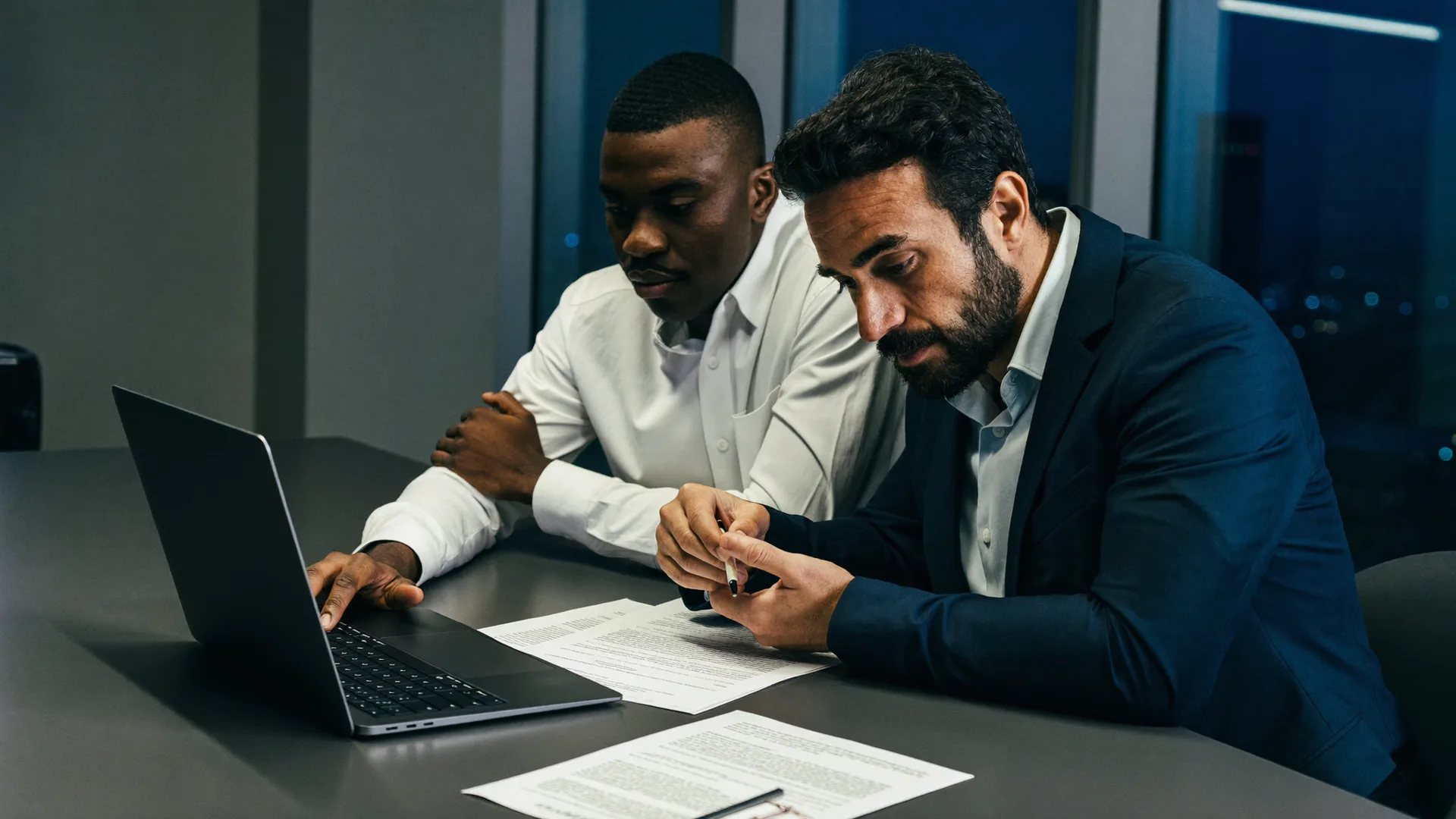 Une équipe de banque d’affaires au travail