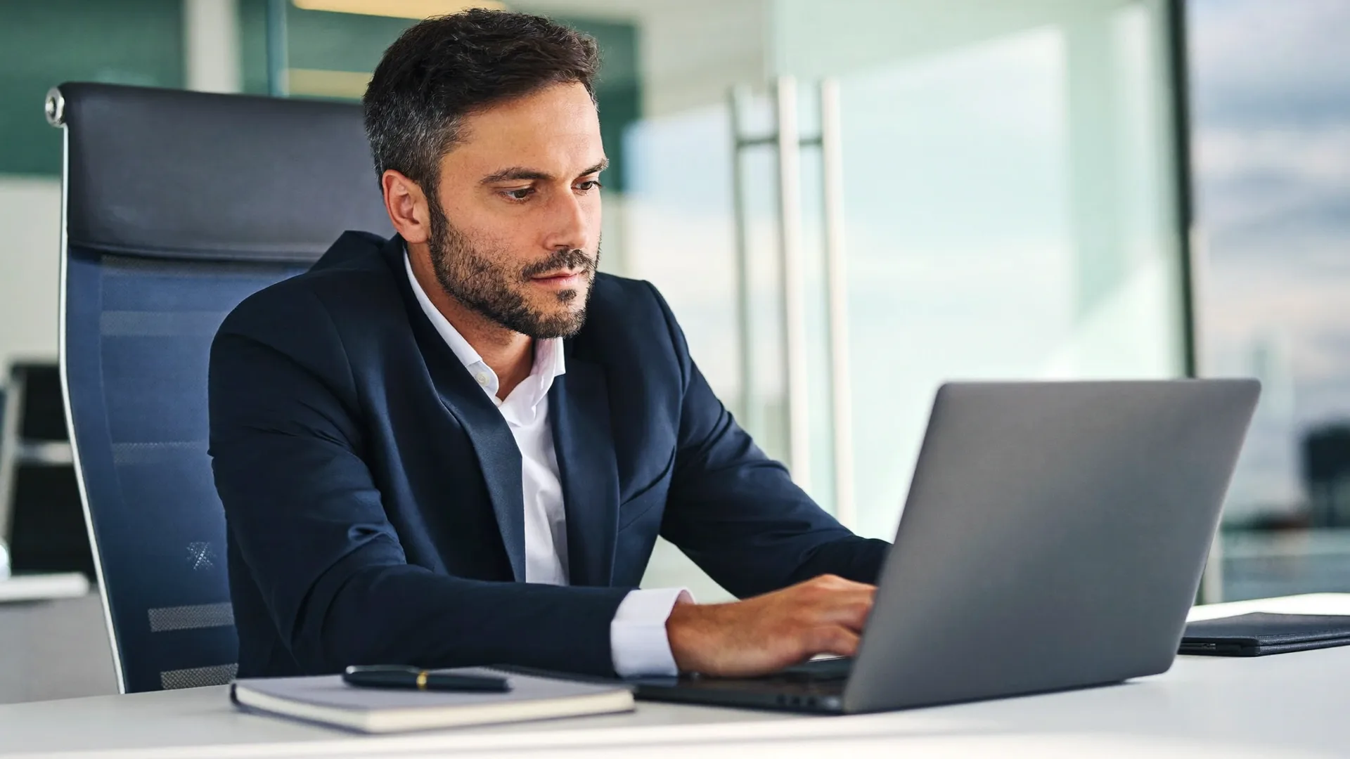 Un professionnel de la finance travaille avec un outil assisté par l’IA