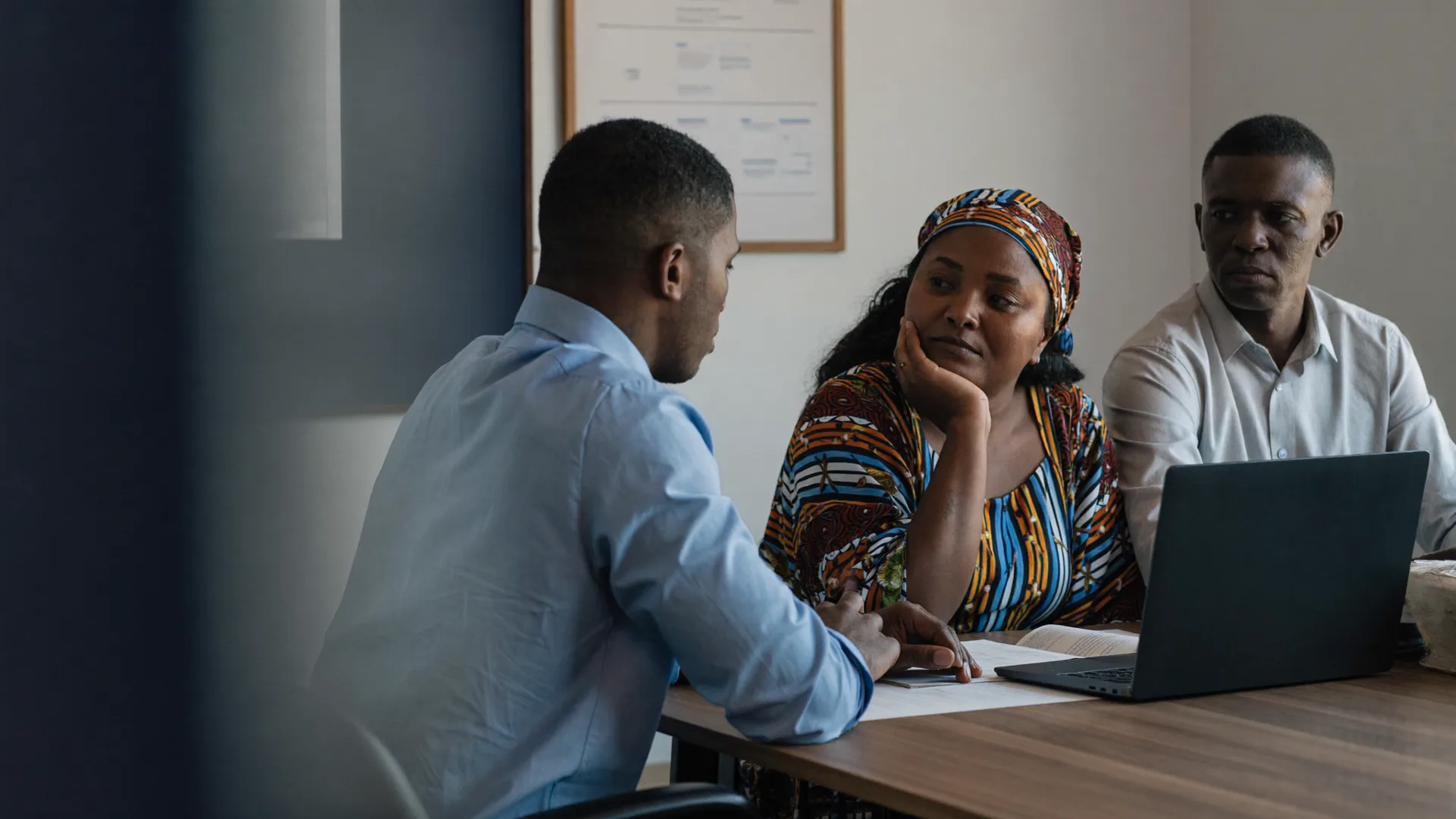 Un agent de microfinance avec des clients