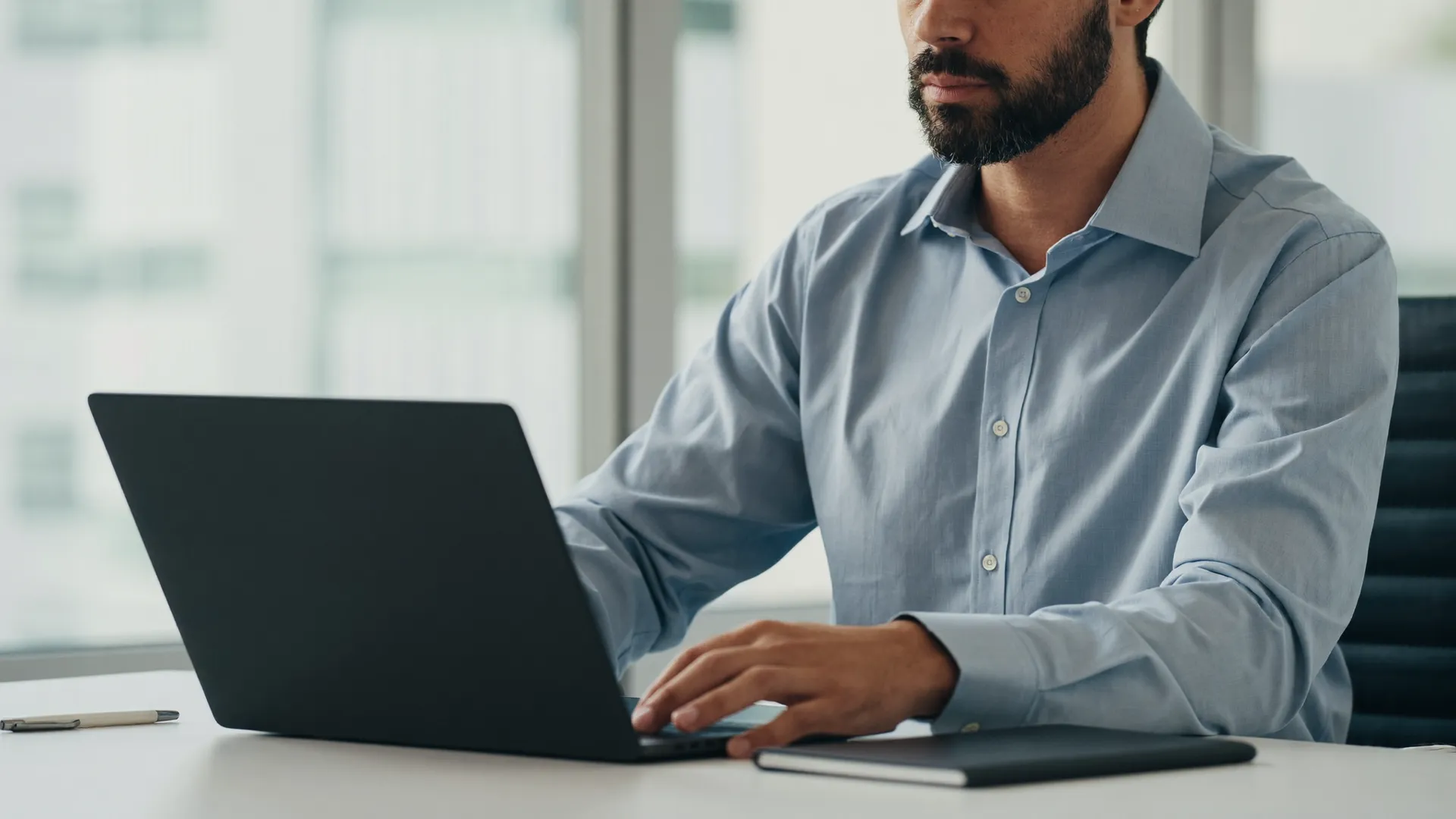 Un professionnel de la finance travaille avec un outil assisté par l’IA